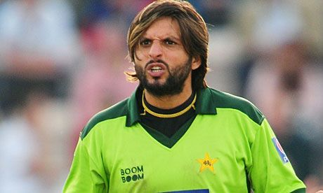 Shahid Afridi, also known as "Boom Boom," is famous for his explosive batting, but his wild and wacky hairstyles deserve attention too. One of his most talked-about looks was a Mohawk with bright streaks of color. This bold style has become a trademark for Afridi, reflecting his aggressive playing style.